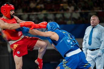 一个人正在拳击手身上踢拳