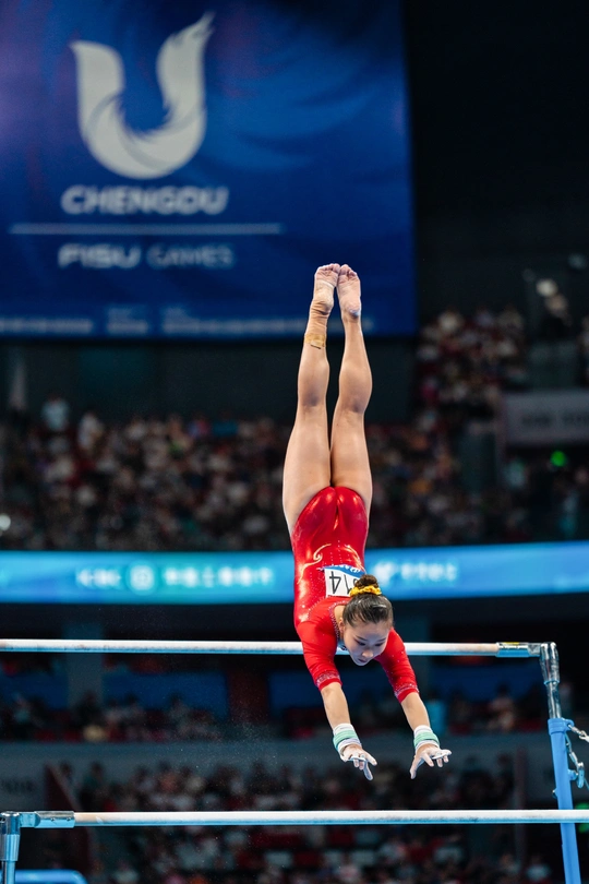运动员在女子个人全能比赛中 beam 上表演