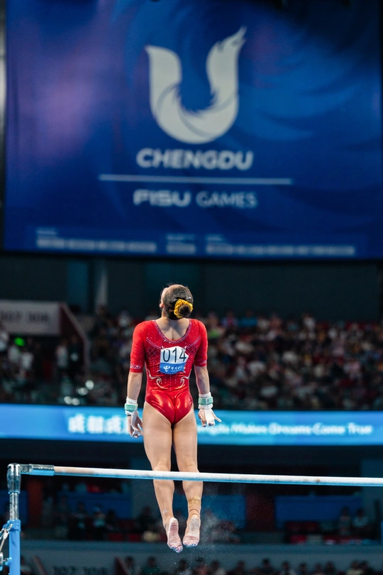 女运动员在比赛中进行 beam 表演