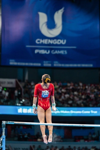 女运动员在比赛中进行 beam 表演