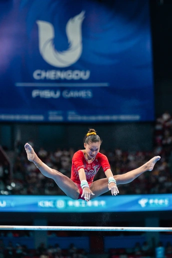 一位女运动员在比赛中进行 beam 表演