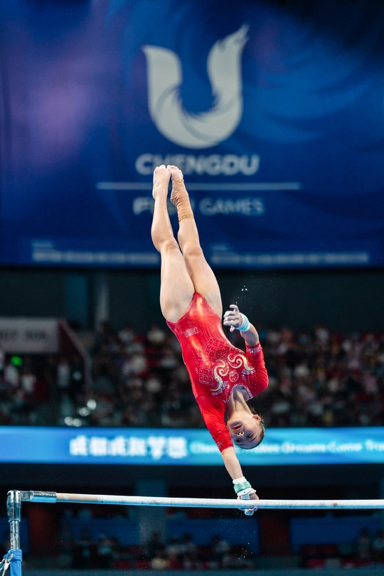 在女子个人全能比赛中 该选手在 beam 上表演。