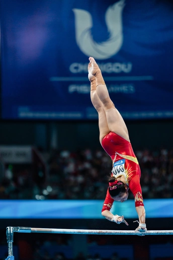 在女子个人全能比赛中 该选手在 beam 上表演。