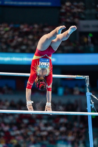 一个男人在男子团队决赛期间在酒吧表演