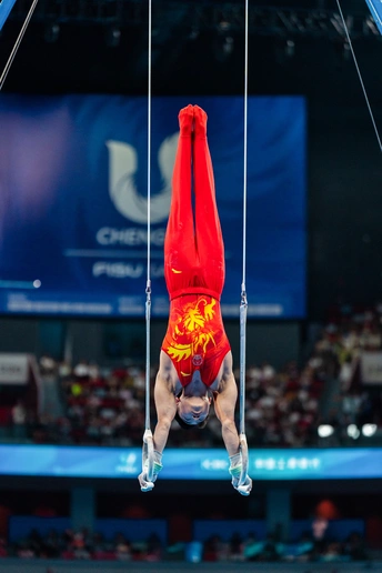 运动员在比赛期间在环上表演