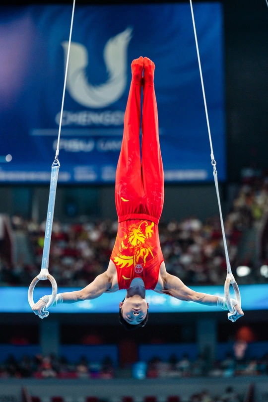艺术体操女子团体决赛中 奥林匹克运动员在吊环上表演。