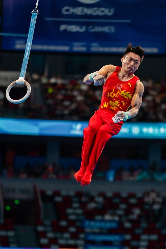 一位男性运动员正在作为一个人在环上表演。