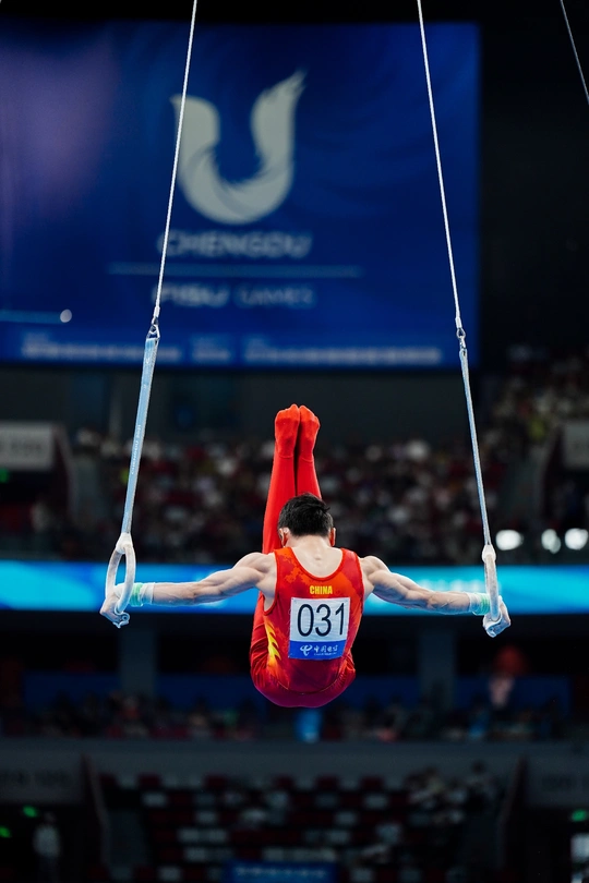 艺术体操女子个人全能决赛中 奥林匹克运动员在吊环上表演。