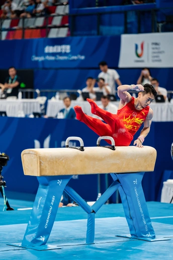 运动员在比赛中进行 beam 表演