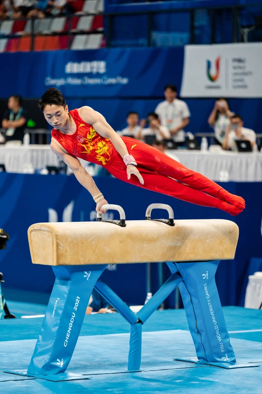 一个人在比赛中表演钢丝