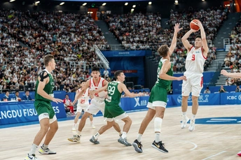 一支篮球队在进行篮球比赛