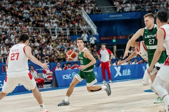 一个男人在打篮球