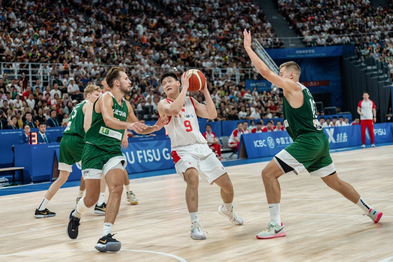 一支篮球队在家里的球场上一场篮球比赛