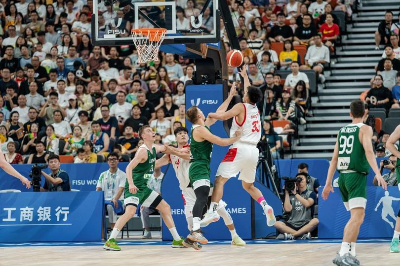 一个人在人群前打篮球