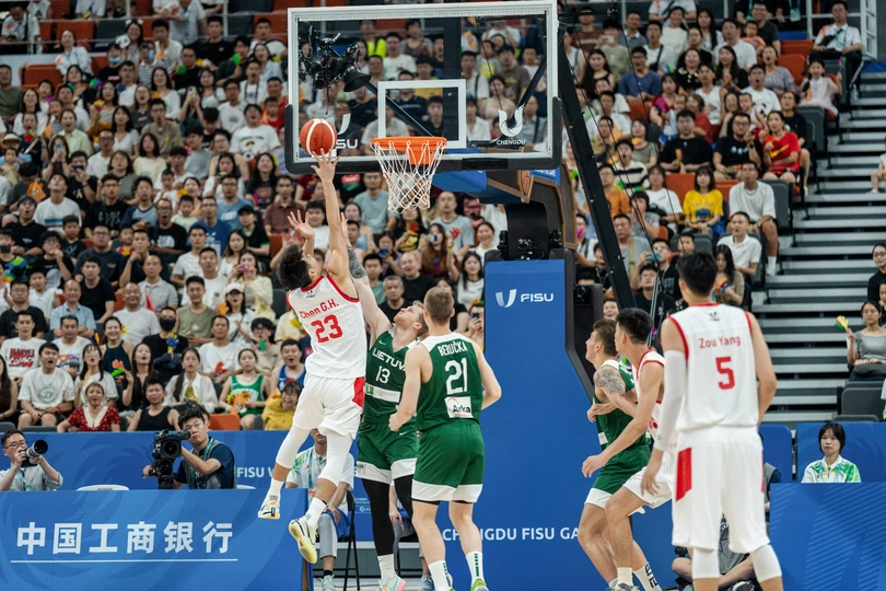 前方球场 一群人围观