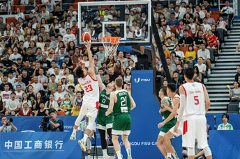 前方球场 一群人围观