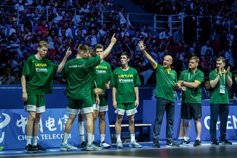 球队的球员们在观众面前庆祝。