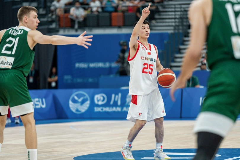 一支篮球队在进行篮球比赛