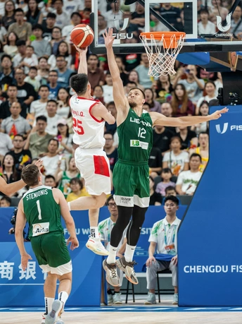 一场篮球比赛 球员们正在打篮球。