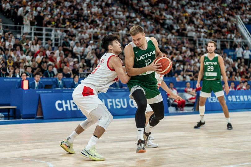 一群篮球运动员在场上打篮球