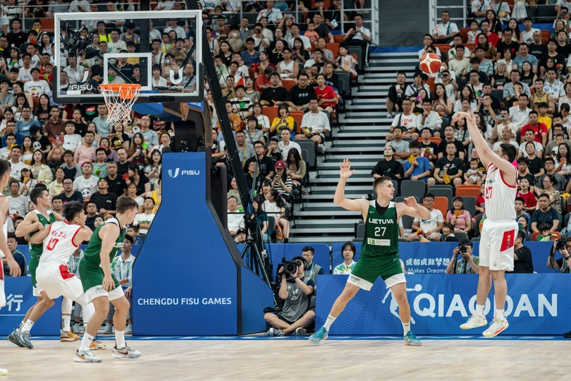 人们在球场前打篮球