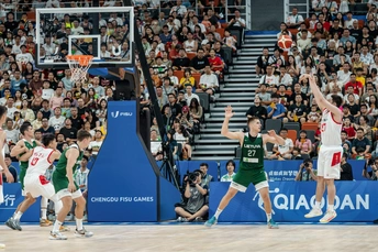 人们在球场前打篮球