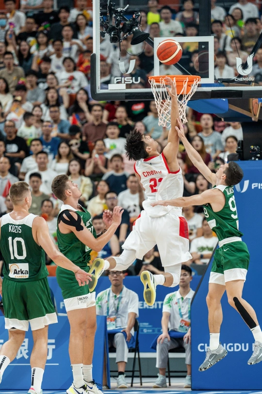 篮球比赛中的篮球运动员