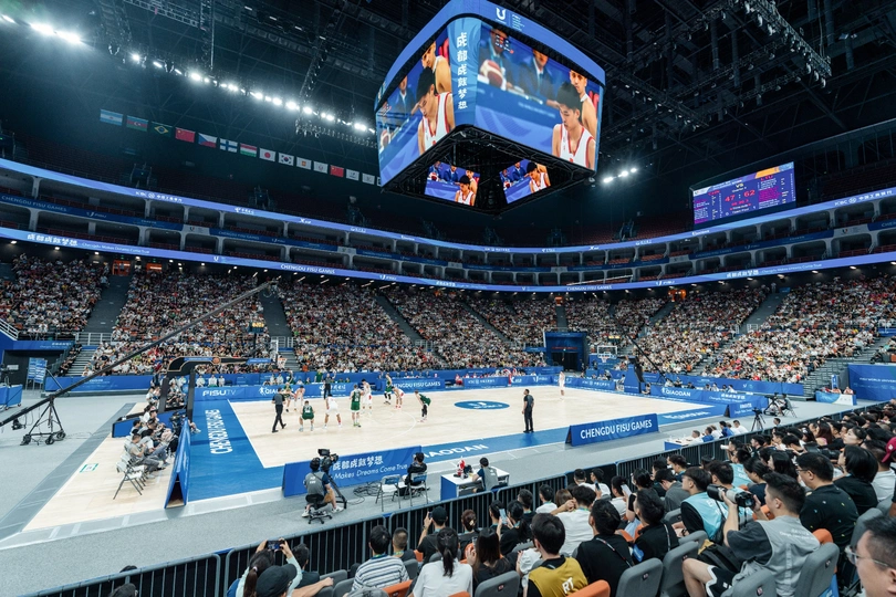 很多人在体育馆观看篮球比赛