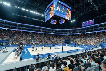 很多人在体育馆观看篮球比赛