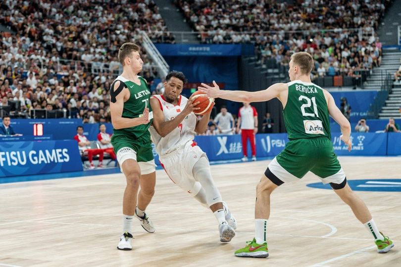 在家进行的一场篮球比赛中 一支队伍在场上打篮球。