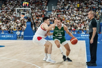 一群男人在场上打篮球