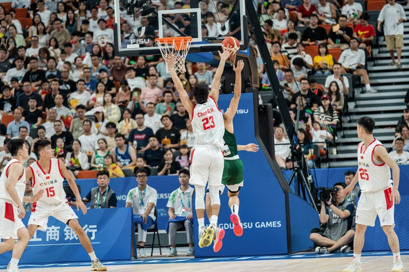 男人正在打篮球