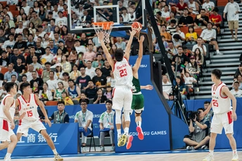 男人正在打篮球