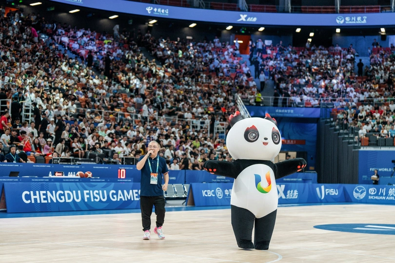 一个人站在一大群人前面