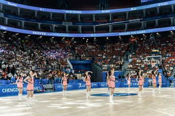 啦啦队员们比赛期间为观众表演