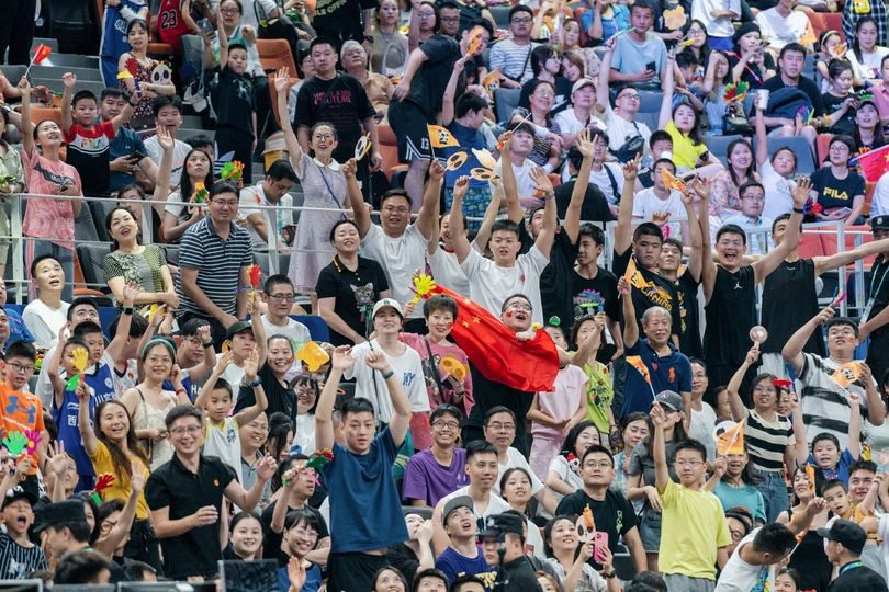 挥舞国旗并欢呼的人群