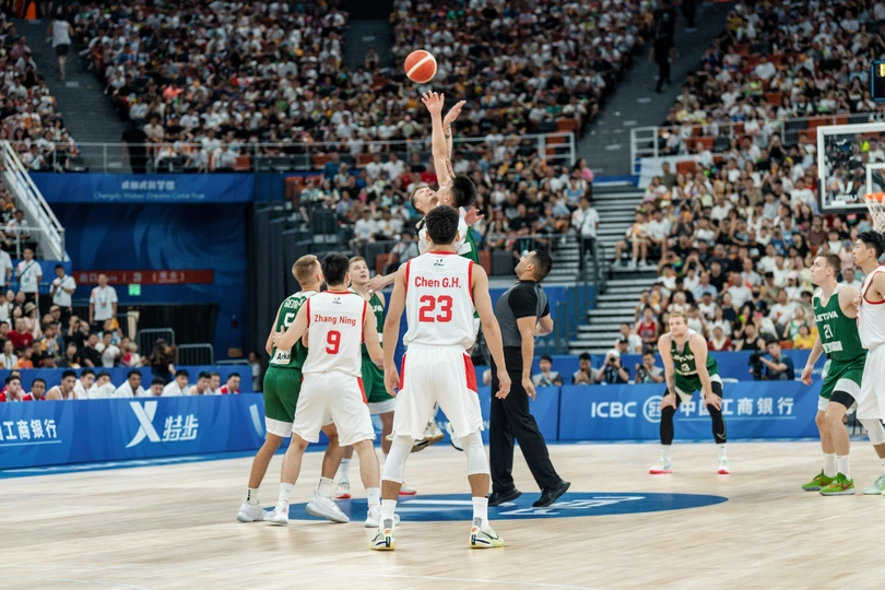 一群男人在打篮球