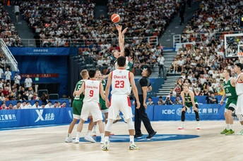 一群男人在打篮球