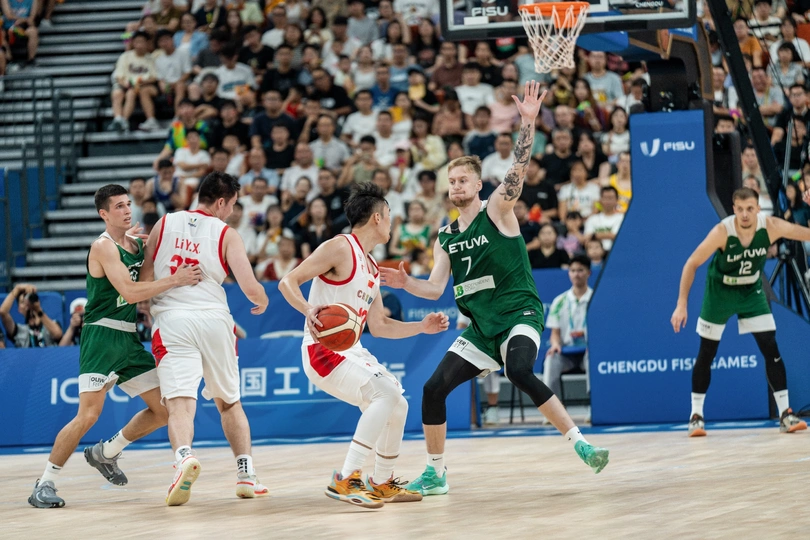 一群男人在家里的球场打篮球