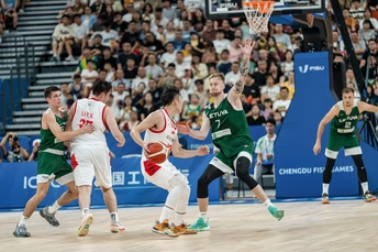 一群男人在家里的球场打篮球