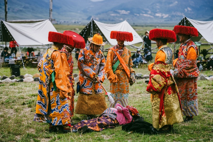 一群穿着传统服装的女性在节日期间在田地里。
