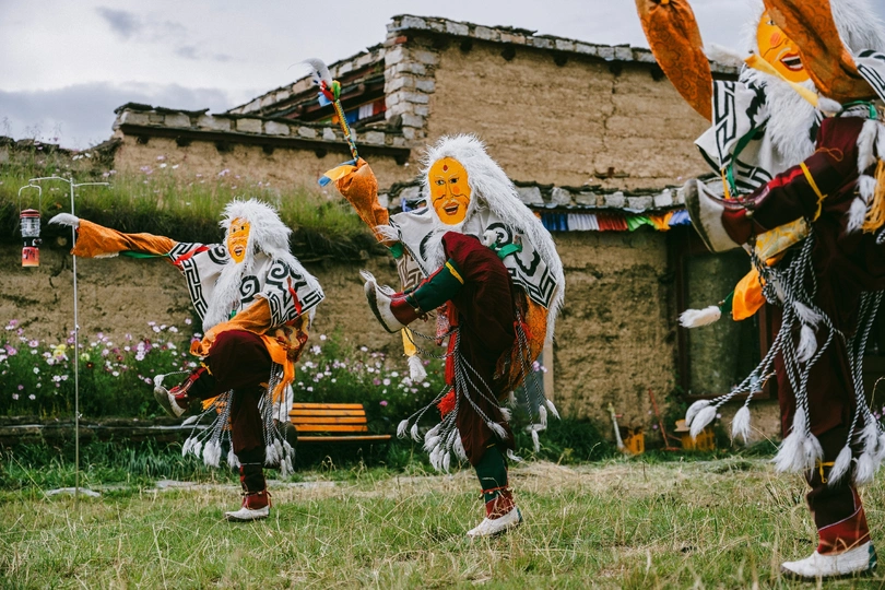 一群穿着打扮成各种角色的人
