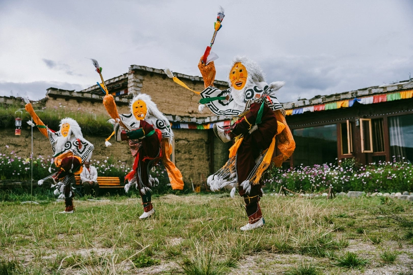 一群穿着节日服装表演的人