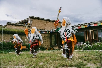 人们在节日里穿着盛装