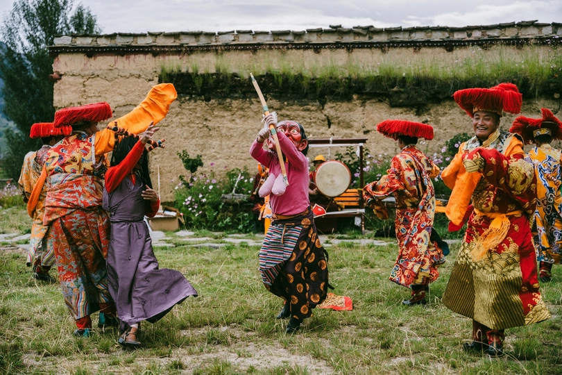 一群身着原住民服装的女性在印度音乐节的田地上跳舞。