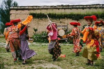 一群身着原住民服装的女性在印度音乐节的田地上跳舞。