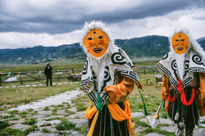 一群戴面具的人