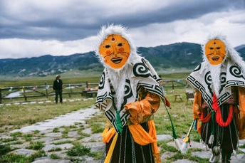 一群戴面具的人