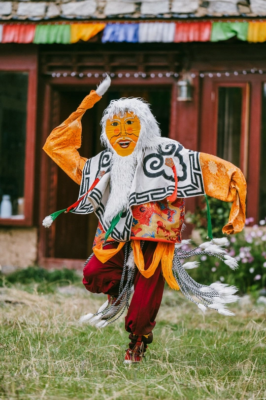 传统服装的舞者在田地里跳舞