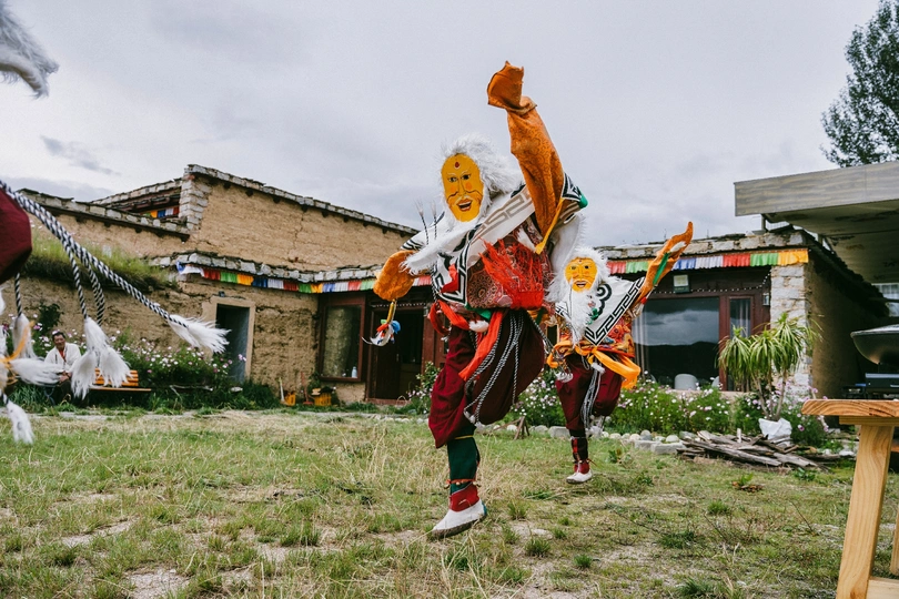 一个人穿着服装站在一所房子前面